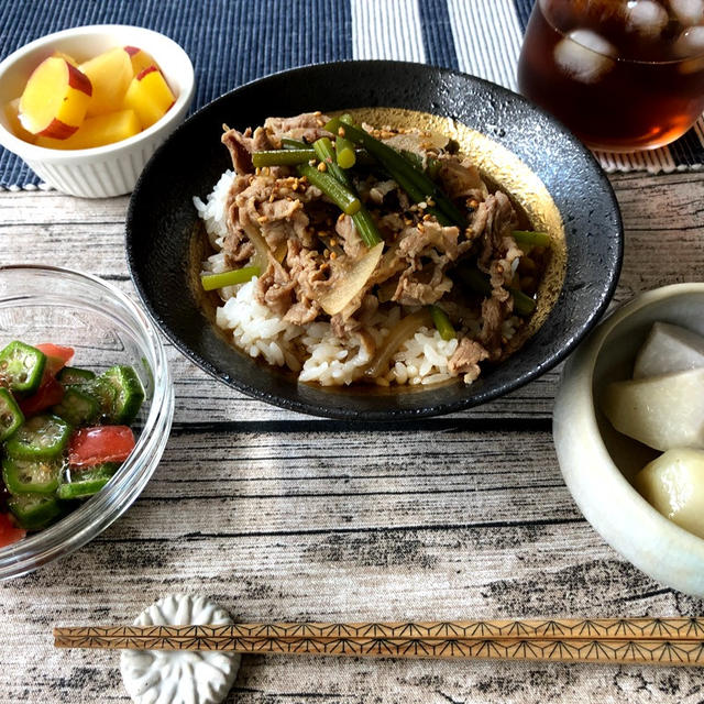 辛さと香りが食欲をそそる、うま辛☆ニンニクの芽牛丼