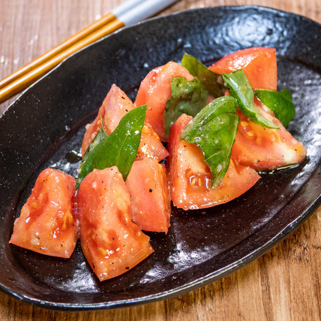 シンプルすぎが潔い「トマトと生バジルのサラダ」& どん兵衛 史上最長 天ぷらそば