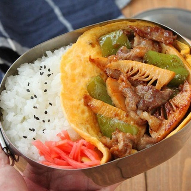 仕切りは薄焼き卵で！「乱切りチンジャオロース」「ねぎごま卵」2品弁当