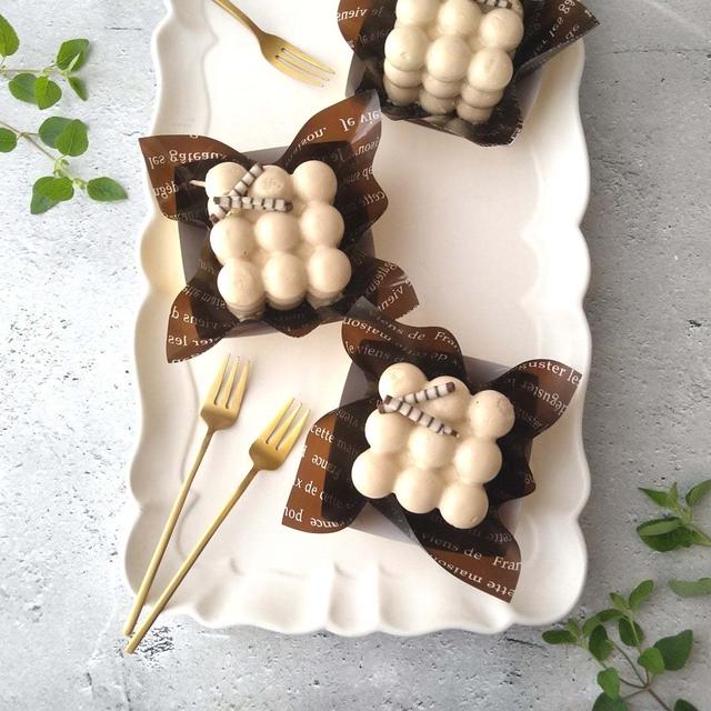 ほうじ茶のババロア　巻きチョコ添え