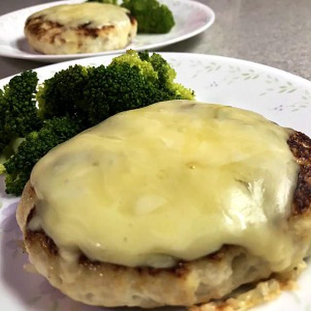 鶏ひき肉と豆腐のチーズオンハンバーグ＆のんちゃんママからの練り梅♪