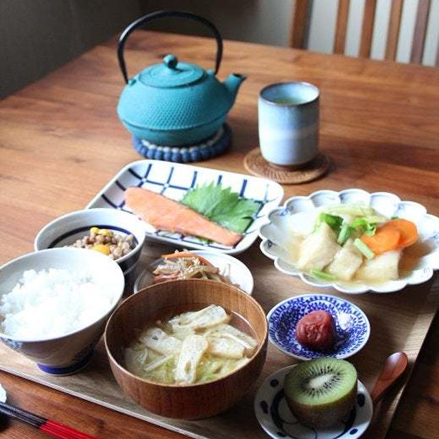 かぶと揚げ高野豆腐の煮物。ひとりごはんと庭の花。