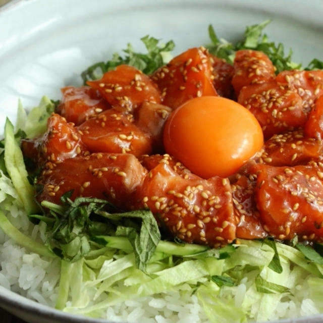 野菜たっぷりピリ辛ユッケ丼