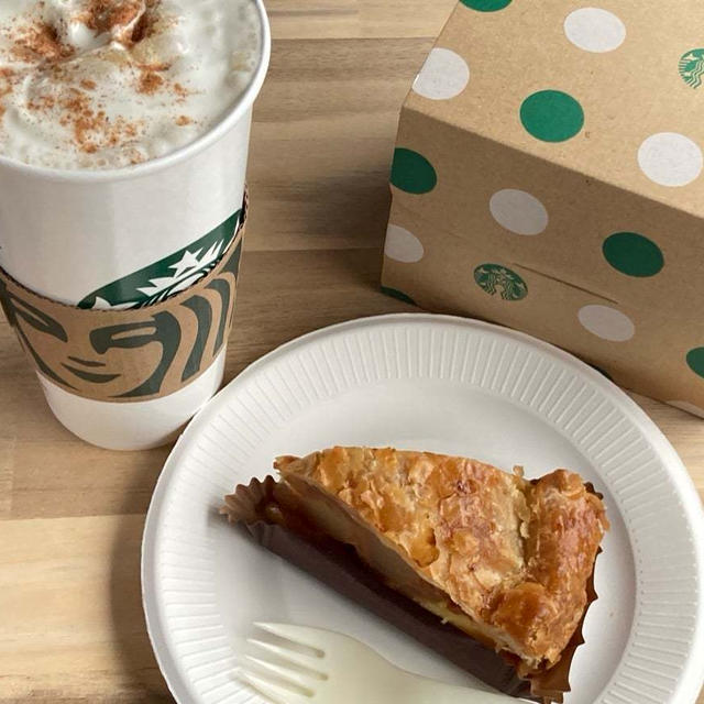 スタバのアップルパイ＆パンプキンスパイスラテ♪