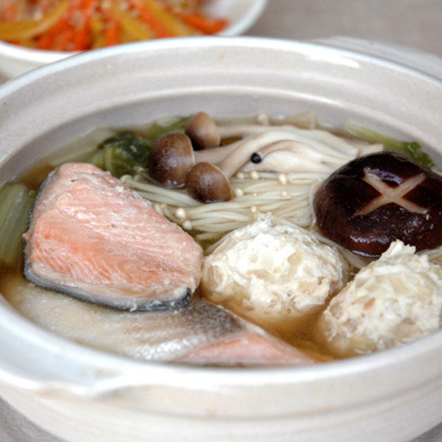 鮭と鶏つくねのお鍋～味噌仕立て。