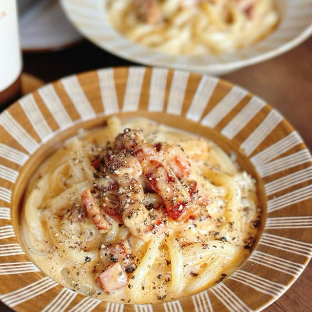 クセになるもちもち食感と、濃い〜ソースに香ばしベーコン！超濃厚！【カルボナーラうどん】