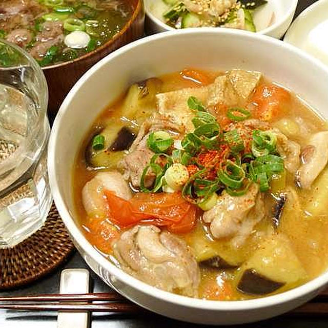 ナスは鶏肉とトマトといっしょに洋風っぽい和風で煮るのである。