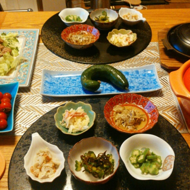 ジャークチキンサラダと水餃子スープとかとお野菜系小鉢5品で晩酌