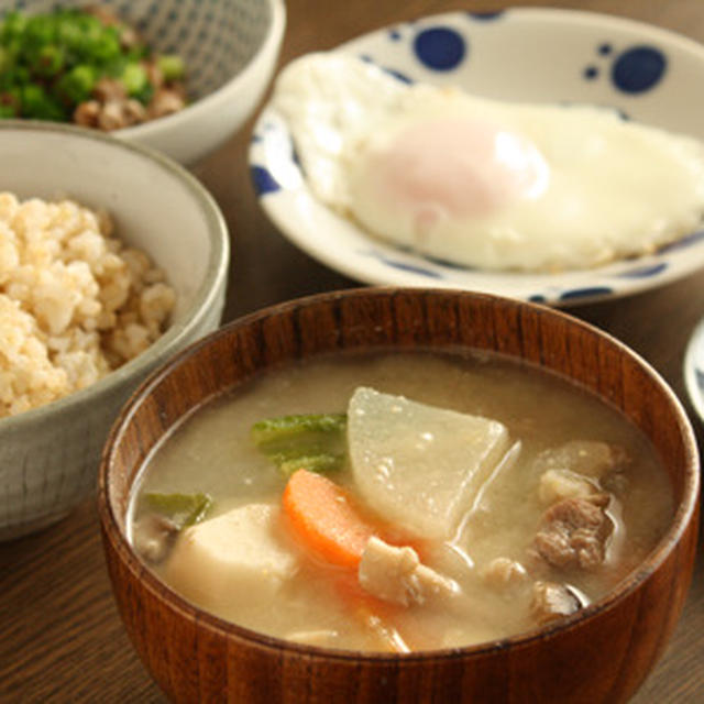 おから入り豚汁、目玉焼き、納豆で朝ごはん