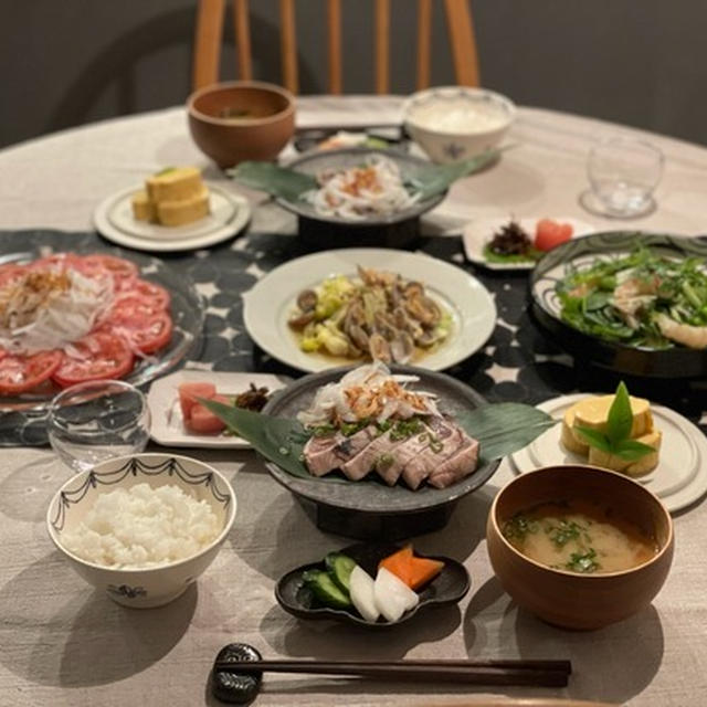和食中心の、色々おかずいっぱいの夜ごはんと、だんなさまが買ったレシピ本