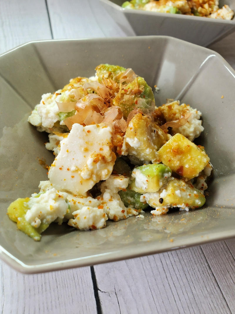 【ワサビ、生姜、七味唐辛子】ザ・和風！アボカドと豆腐のコクぴりサラダ