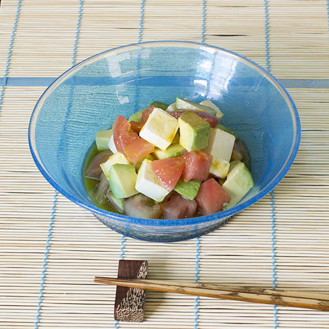 レシピ---アボカド・トマト・チーズの美味しいサラダ/山下達巳氏の青いガラス鉢