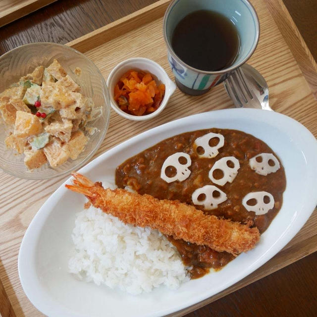 ハロウィン骸骨のカレー&蓮根と柿のゴマネーズサラダ、昨日の昼ごはん#本日のおうちごはん