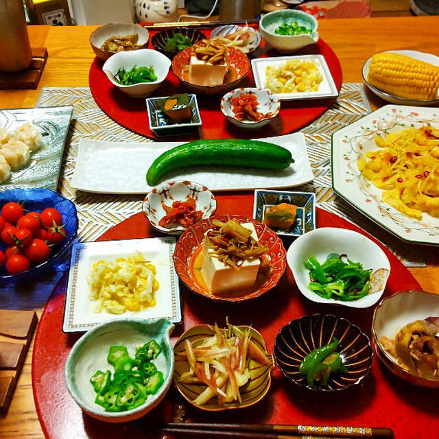 白ゴーヤと干しえびのペペロンチーノ焼きそばとシュウマイ、きゅうり、プチトマトと小鉢９品で晩酌