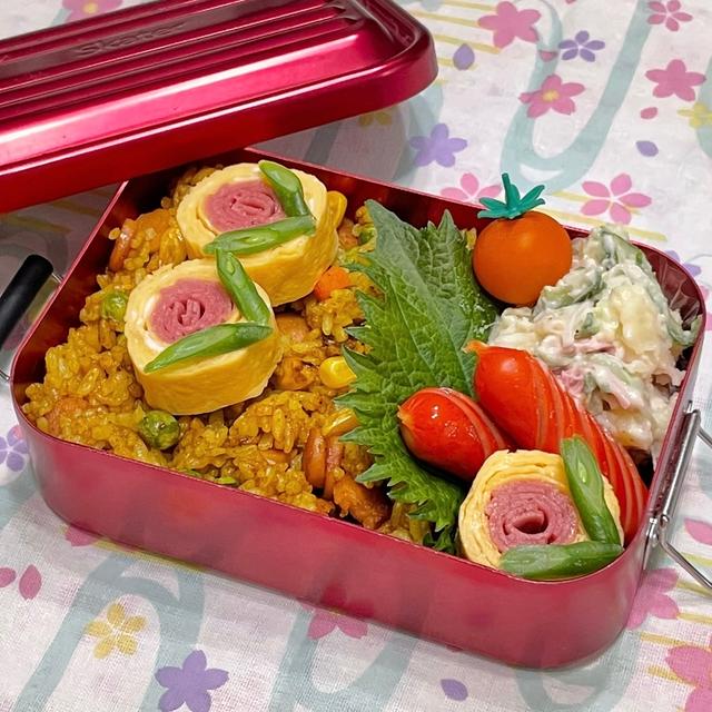 【お弁当】カレー炒飯にお花が咲いた