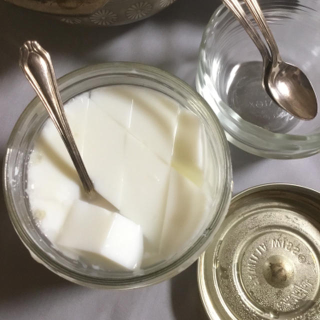 かんと煮のデサートは冷たい杏仁風牛乳寒天