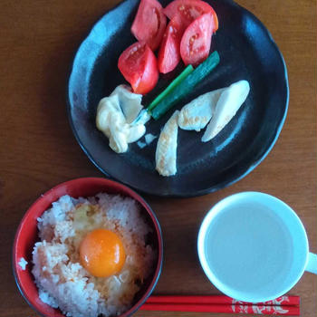 昼ご飯は12時半    卵ご飯とトマト。