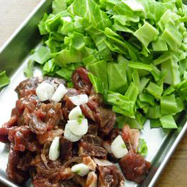 キャベツと味付け焼肉の簡単丼