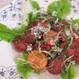 トマトとパクチーの花のサラダ／パクチー入り牛筋煮