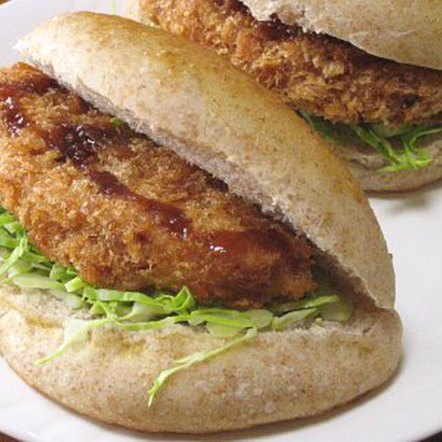 全粒粉のパンを使ったコロッケパン