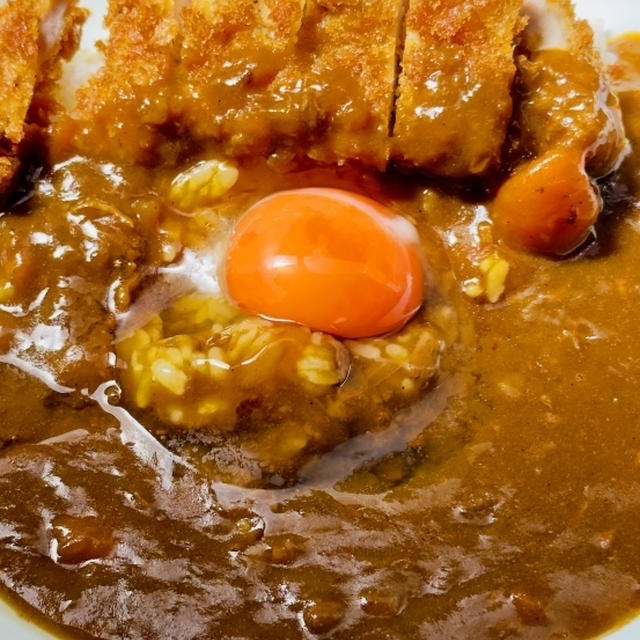 お昼はカレーに生たまご