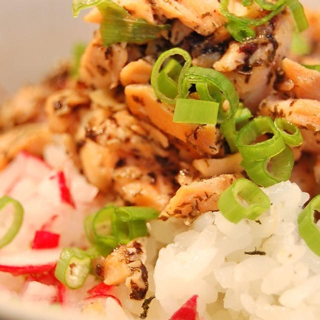 家族が喜ぶ☆鮭のゆかり風味丼