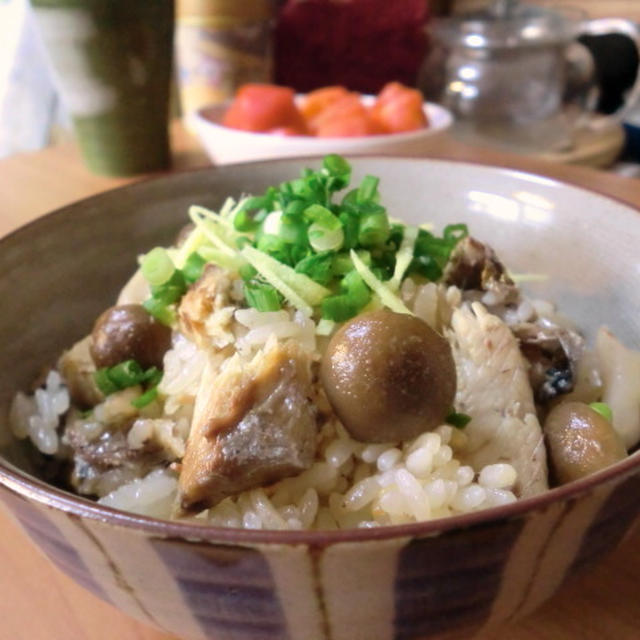 今シーズン初です!!　『焼きサンマとシメジの炊き込みごはん』