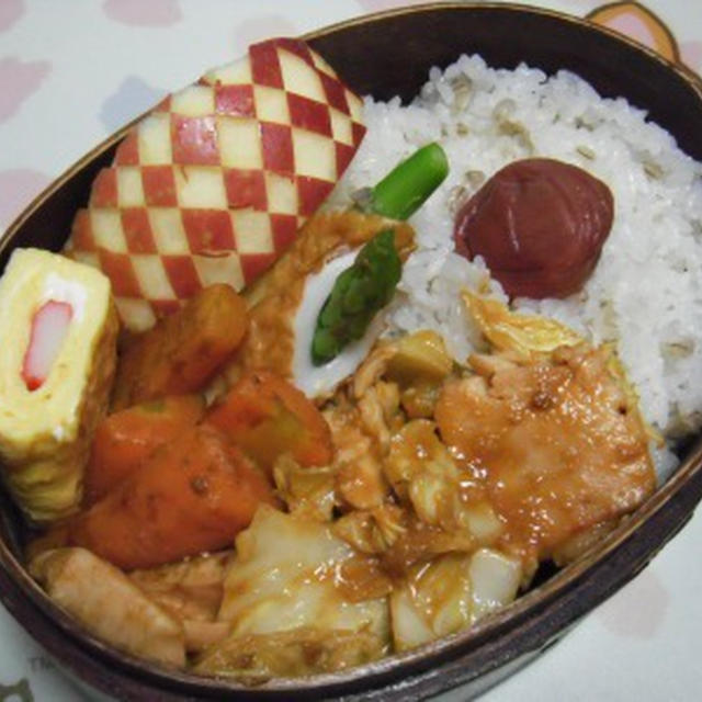 鶏肉とキャベツの味噌炒め弁当。小豆に興奮するあんこ