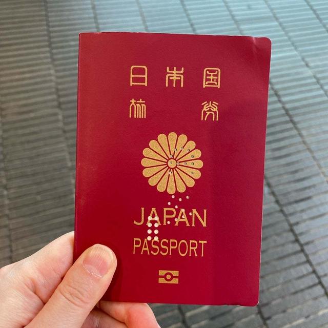 パスポートセンターへ。