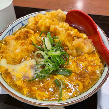 丸亀製麺、ボリューム満点！鶏天ふわ玉カレーうどん