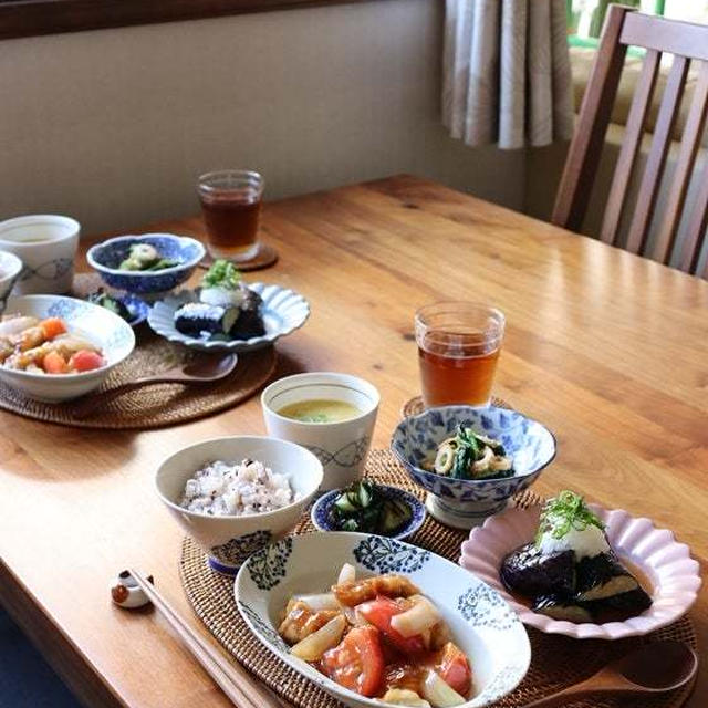 トマトの酢鶏・献立。梅干しの赤じそ漬け。
