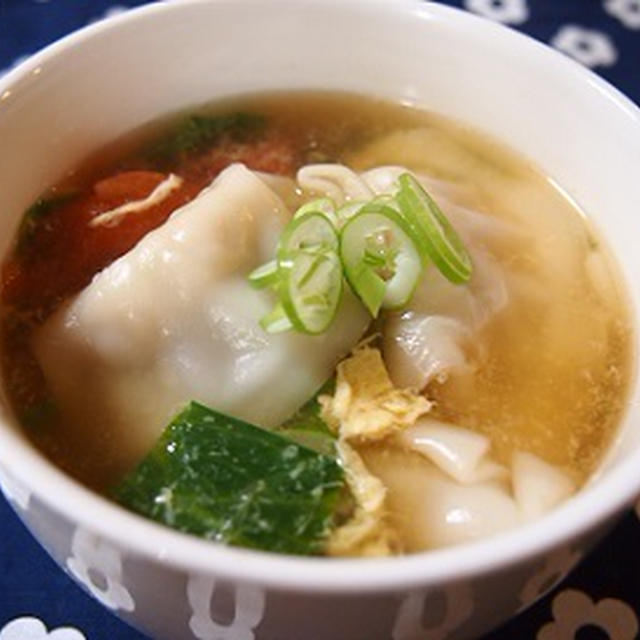 3分煮込むだけで本格中華！トマトとレタスのスープ餃子＆かどやのごまラー油