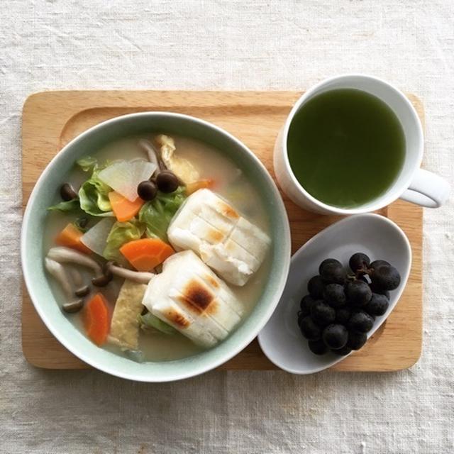 4月2日の朝ごはん。調理時間15分。具沢山な白味噌のお雑煮