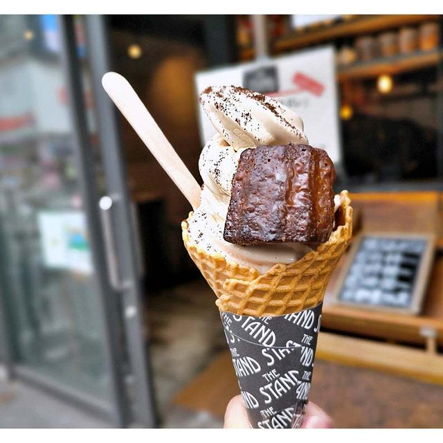 カヌレ＆コーヒーソフトクリーム@「THE STAND（ザ スタンド）」有楽町駅高架下