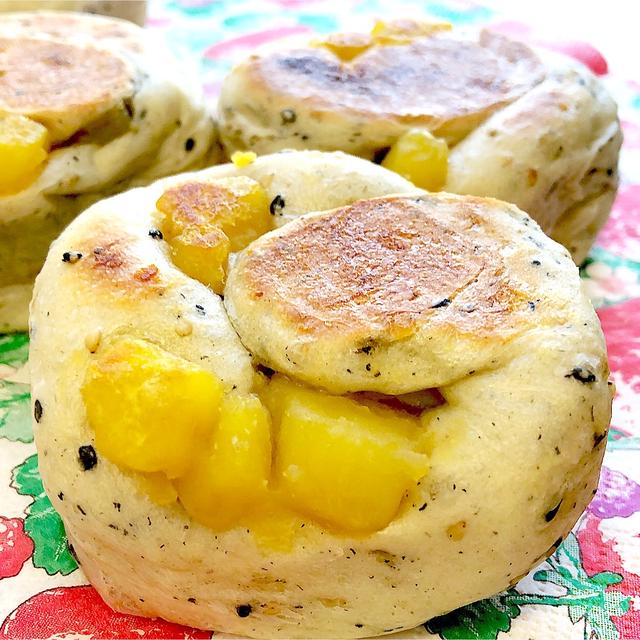 フライパンでも作れる！セサミとさつまいも甘煮をくるくる巻くだけ「セサミおさつブレッド」完成