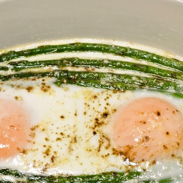 お手軽に作ることができるイタリアの前菜料理！　グリーンアスパラガスと卵のオーブン焼き