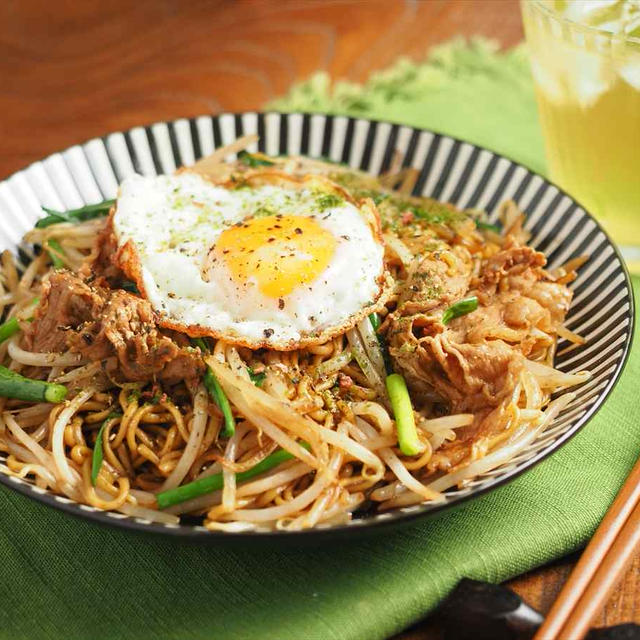 マルちゃん正麺焼きそばアレンジ、もやしと豚こま肉、目玉焼きでボリュームアップ