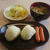 お握りと若芽と揚げ玉のお味噌汁
