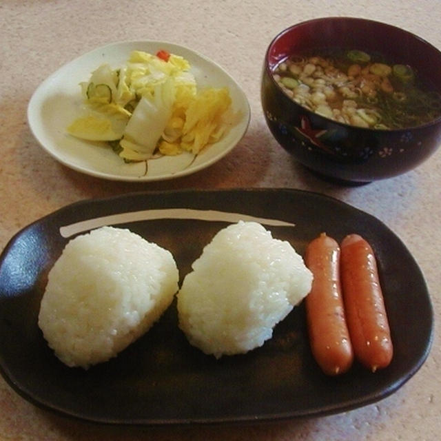 お握りと若芽と揚げ玉のお味噌汁