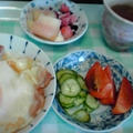 今朝の自分ご飯。ベーコンエッグ乗せご飯と大根の味噌汁と桃ヨーグルト♪
