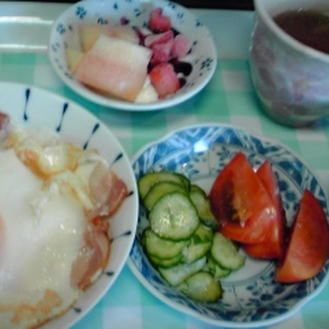 今朝の自分ご飯。ベーコンエッグ乗せご飯と大根の味噌汁と桃ヨーグルト♪