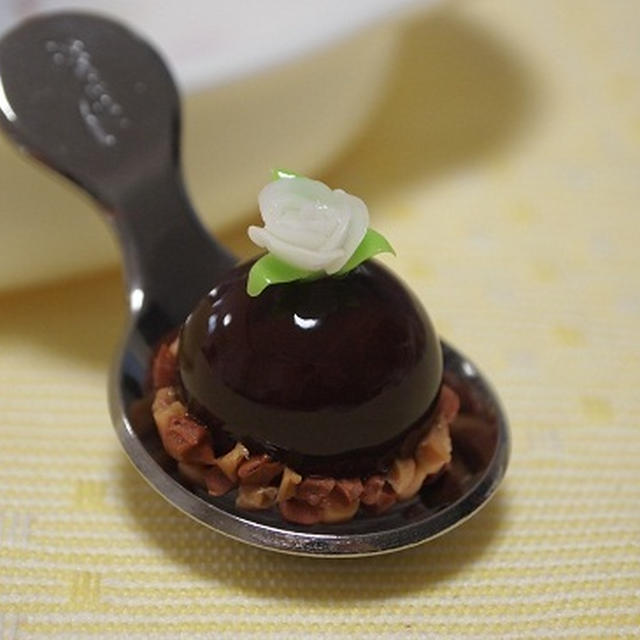 ビターチョコムースと生クリームトッピングチョコ