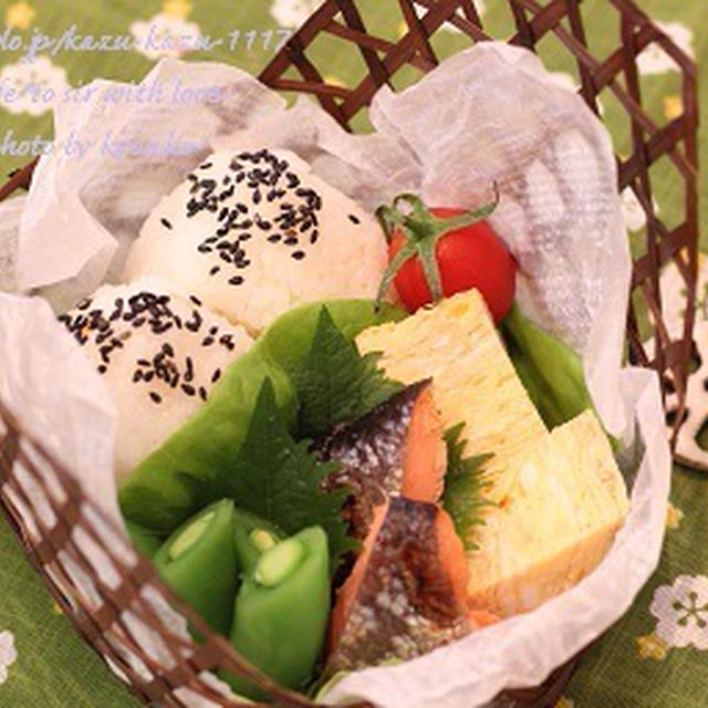 カフェ弁当☆鮭とおにぎり弁当