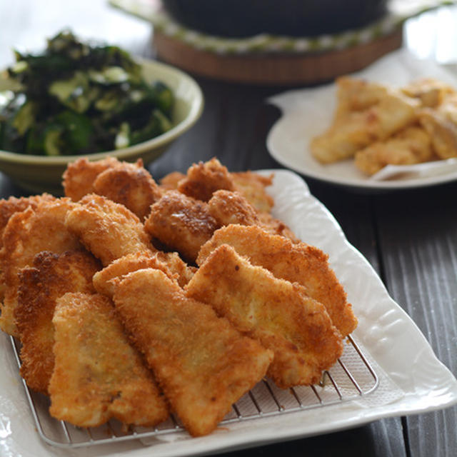フライパンで魚のフライと鍋で絹揚げすき煮のごはんの日。