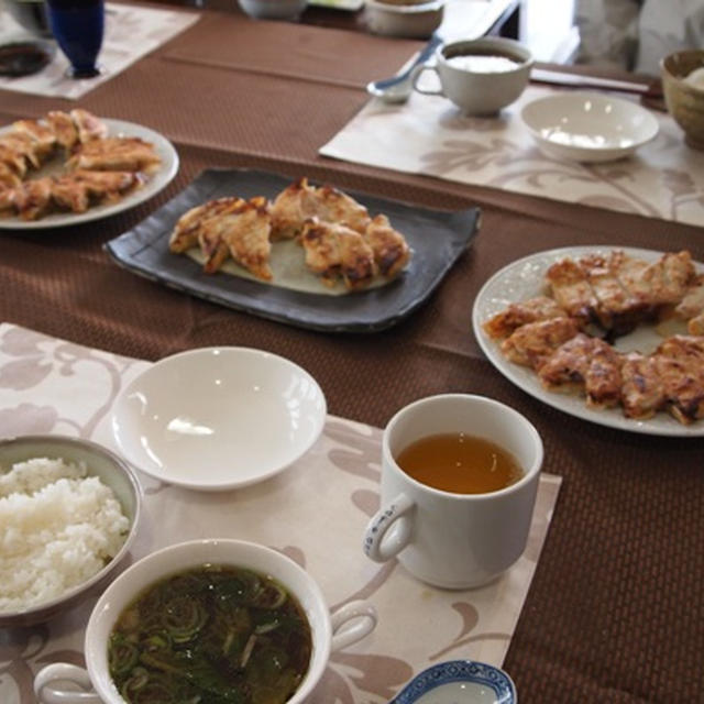 カレー餃子と味噌餃子の食べ比べ