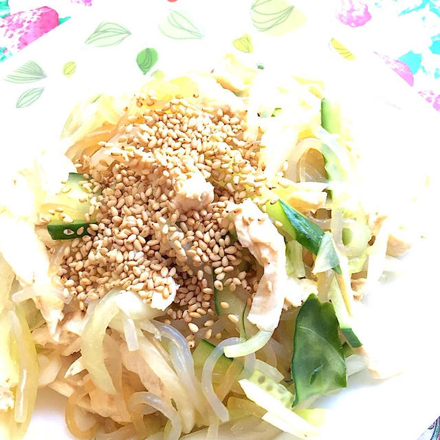 旬のお野菜は新玉葱をプラス「食物繊維とタンパク質豊富」糸こんにゃくと鶏ささみの中華サラダ