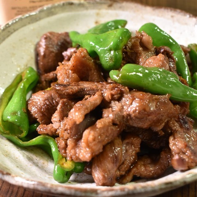 肉の味がガツンと！牛すじ肉とピーマンのバター醤油炒め