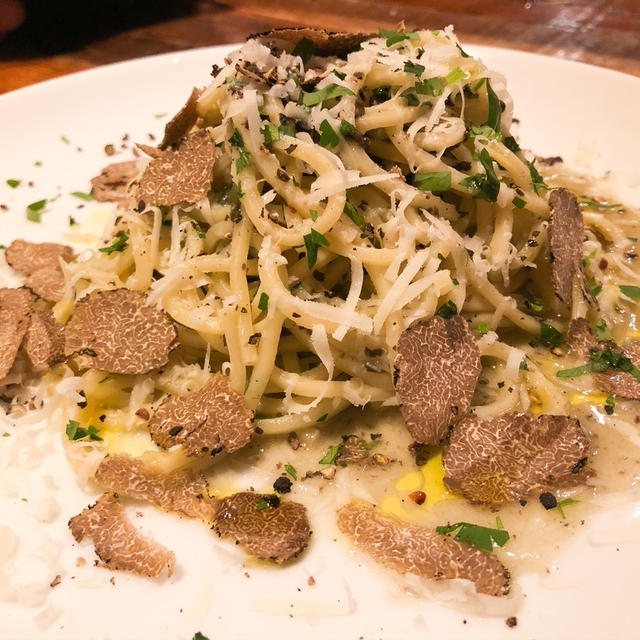 六本木　ビストロチック　麺の食感が抜群のトリュフのカチョエペぺがすごい！　メインも前菜も安定の味