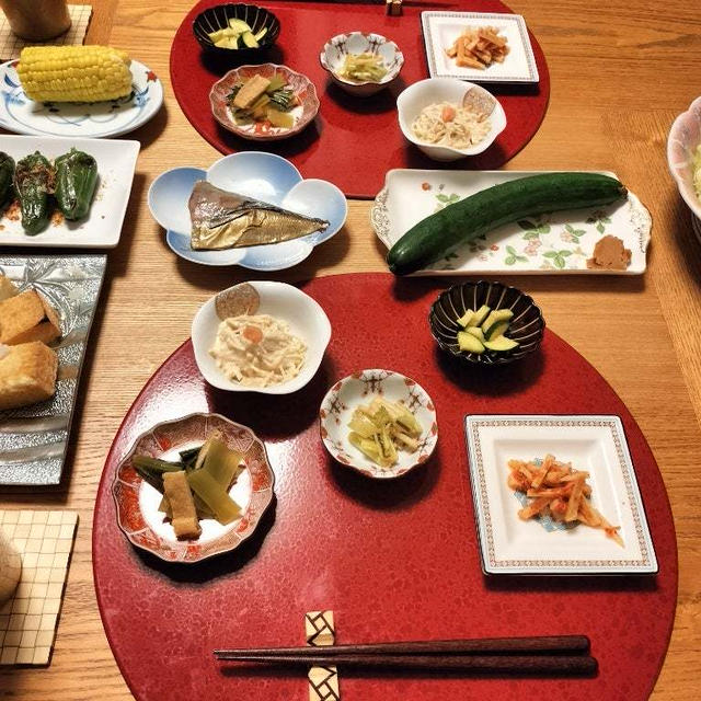 吉田のうどん、焼厚揚げおろし、焼万願寺とうがらしなんかの野菜と小鉢５品で晩酌