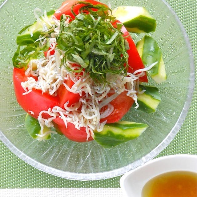 香味野菜で爽やか〜トマトとしらすの和風サラダ。